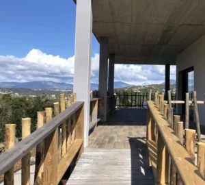 Entrée de la villa par son ponton