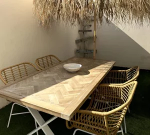 Gros plan sur la table à manger extérieur protégé par son parasol