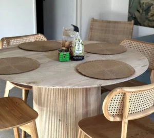 Gros plan sur la table à manger avec ces quatre chaises à l'intérieur de l'appartement