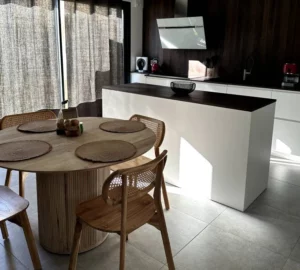 Intérieur de l'appartement avec sa table et ses quatre chaises pour déjeuner ou bien diner