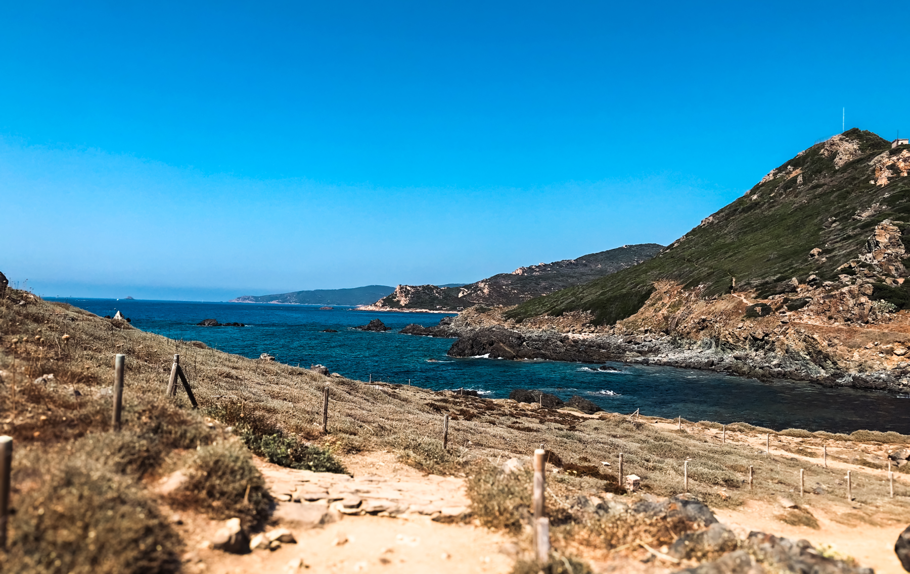 Les alentours de la tour de la Parata