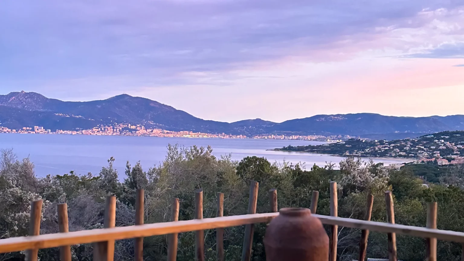 Location Villa Corse du Sud avec Piscine : Vue panoramique sur le golfe d'Ajaccio depuis la terrasse en maquis de la villa Casa Di Simone à Pietrosella avec le titre Home Tour