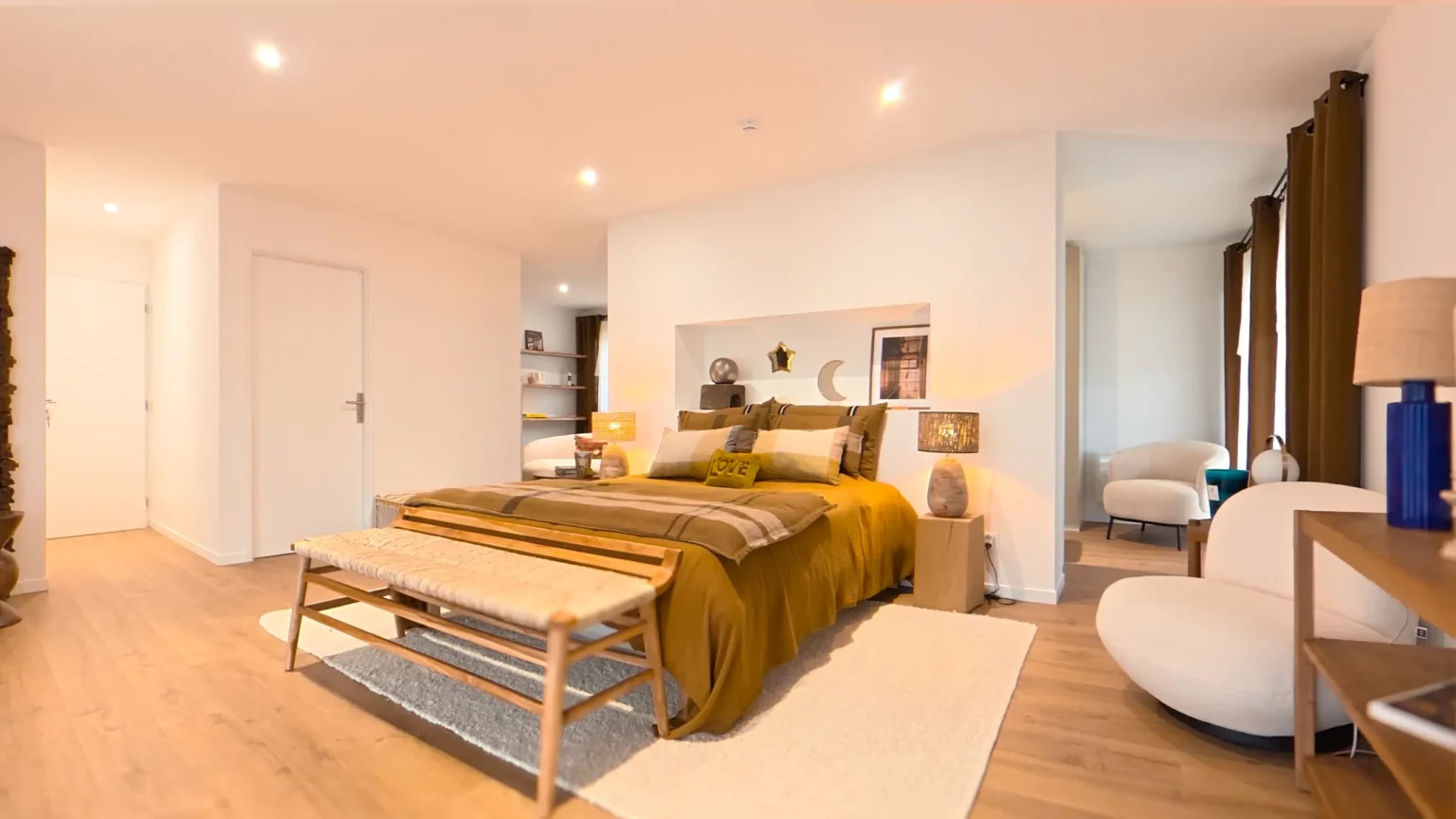 Cinquième chambre de la villa avec son lit double queen size donnant directement sur la pisicine