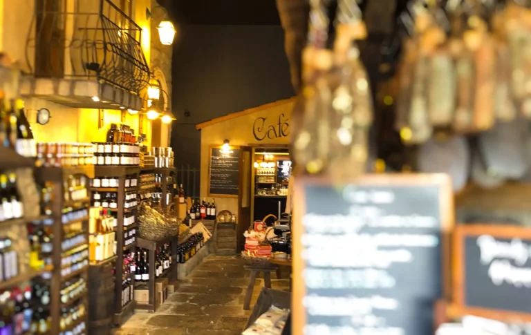 Intérieur chaleureux de l'épicerie fine corse Tempi Fa aux allures de place de village à Propriano