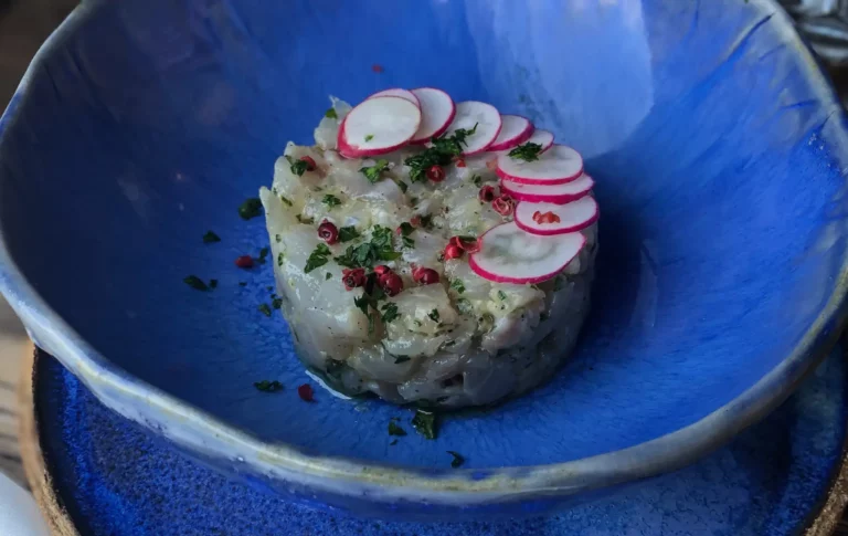 Tartare de poisson frais servi dans une assiette en ceramique bleue de Dominique Meugin Ceccaldi au Tempi Fa a Propriano Corse