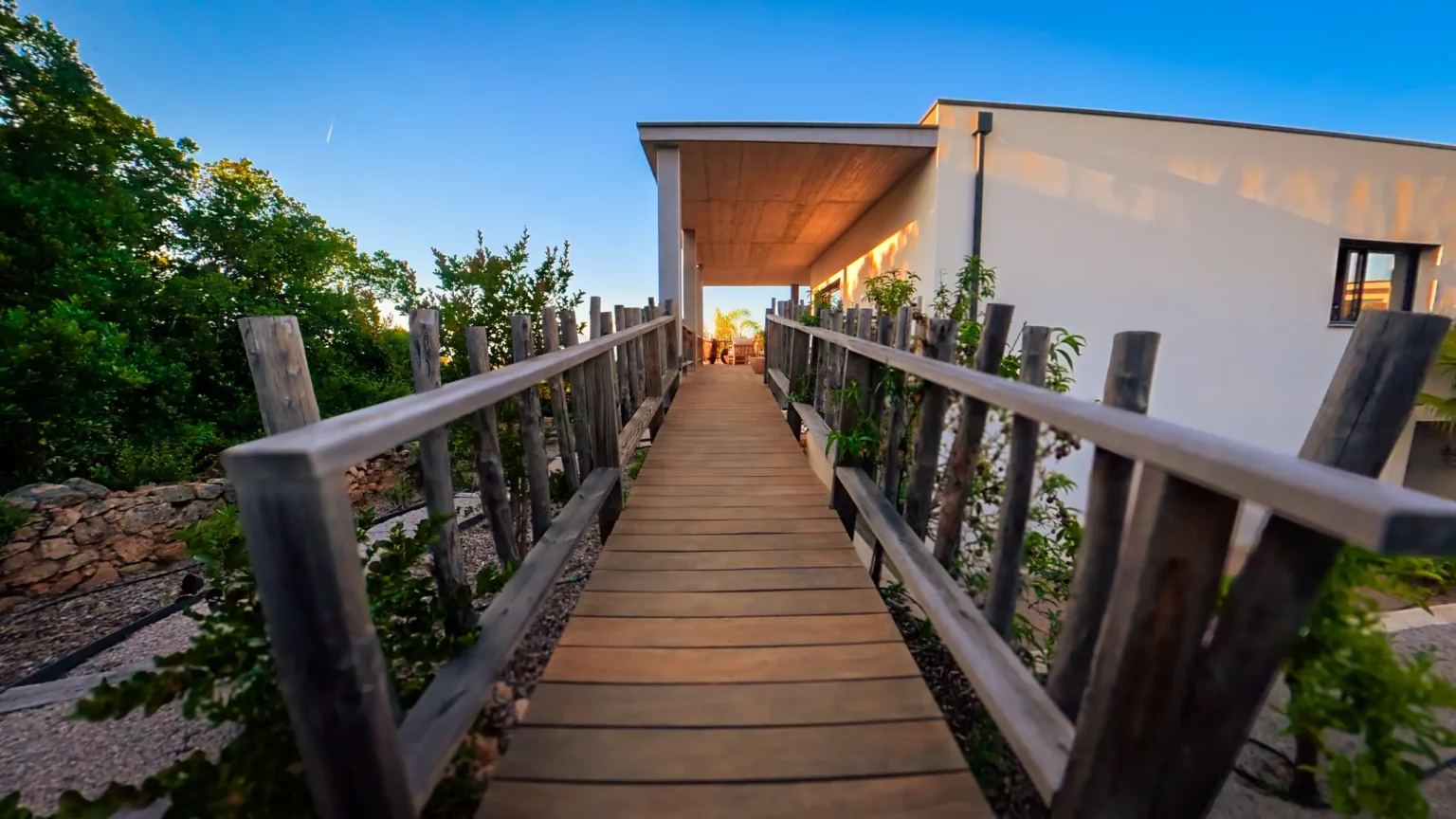 Passerelle en bois menant à l'entrée de la villa Casa Di Simone à Pietrosella en Corse du Sud.