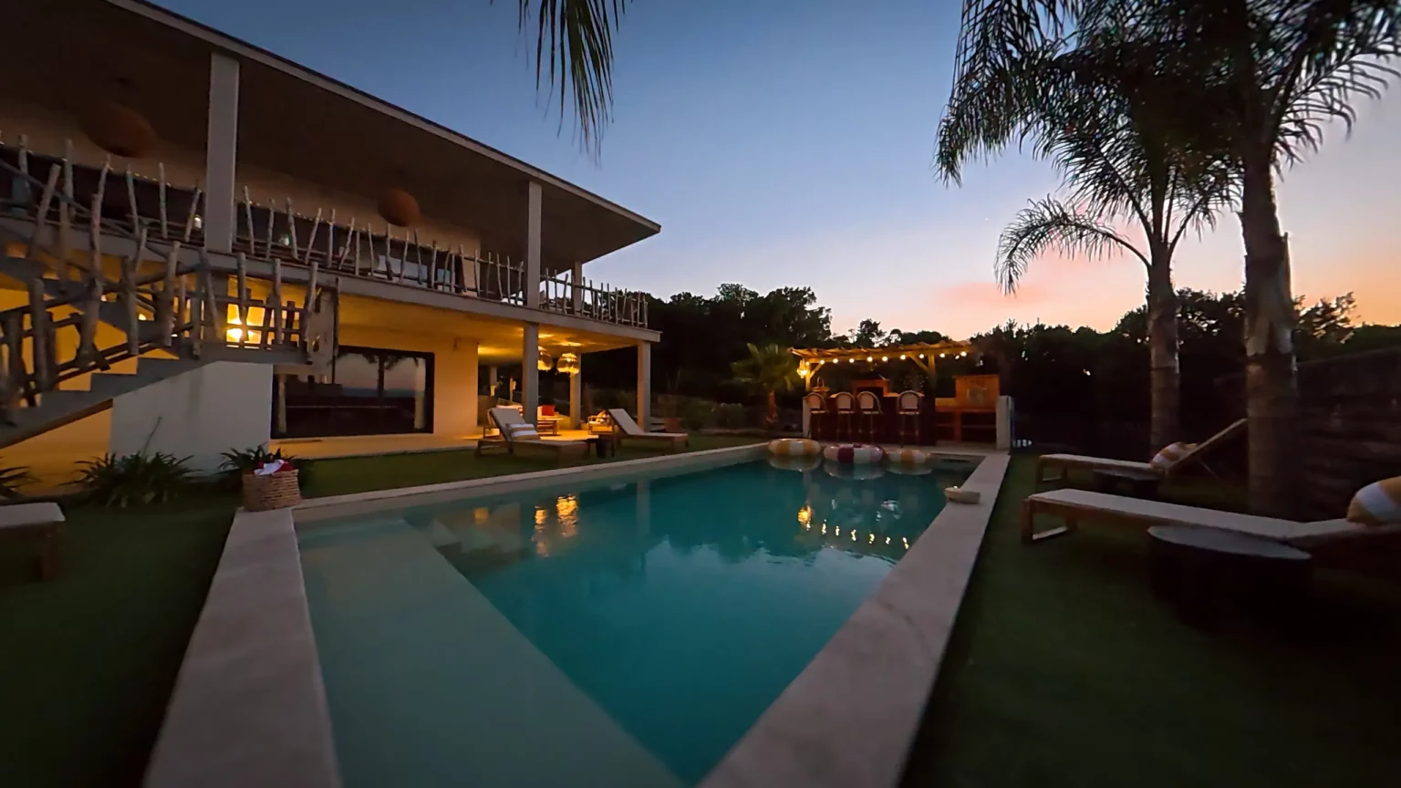 Piscine illuminée et terrasse au crépuscule à la villa Casa Di Simone à Pietrosella en Corse du Sud.