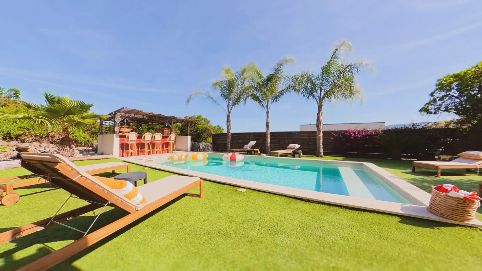 Location Villa Corse du Sud avec Piscine et pool bar - Casa Di Simone à Pietrosella. Vue panoramique sur l’espace détente.