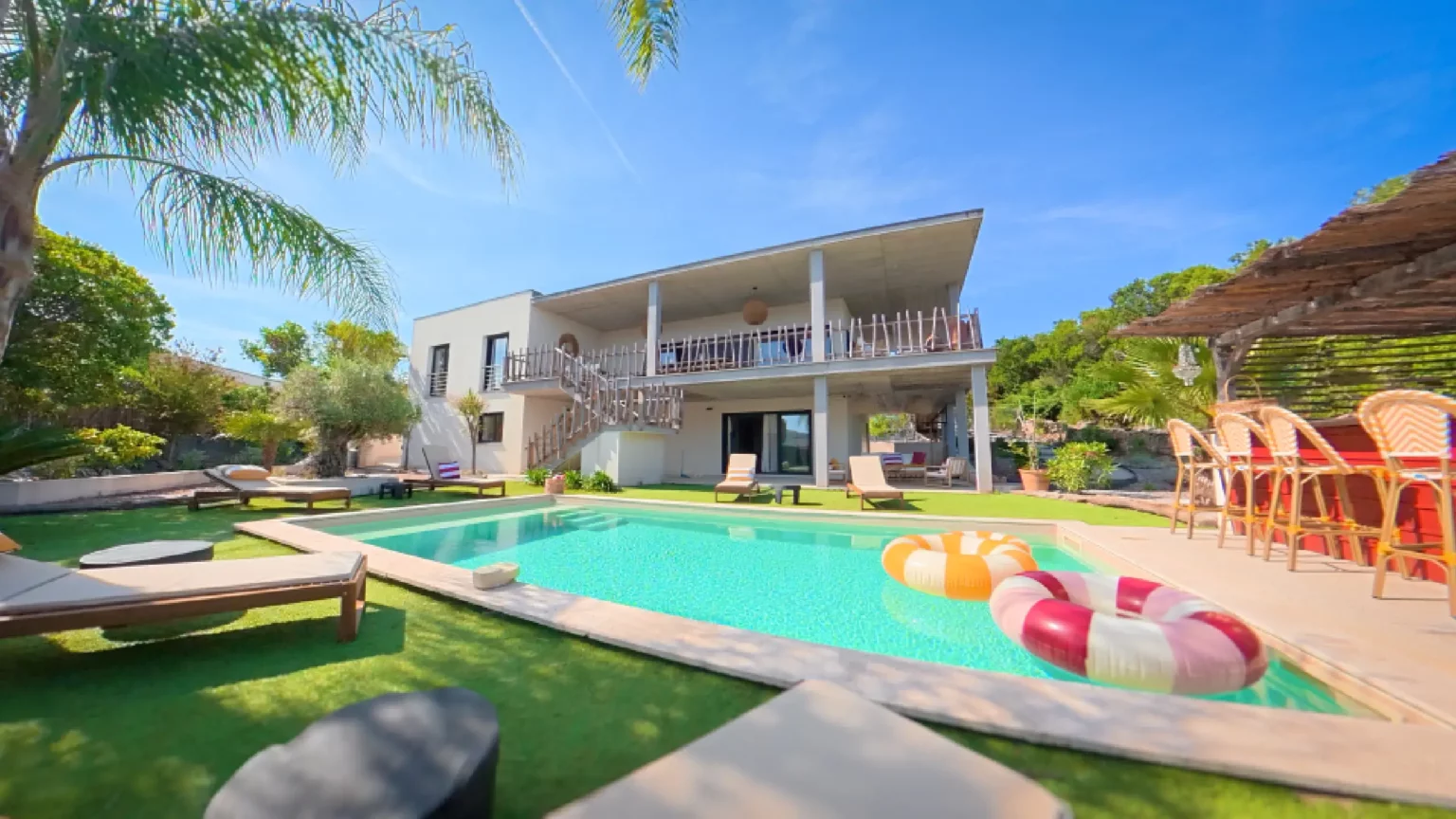 Façade de la villa Casa Di Simone avec piscine privée, jardin et pool bar à Pietrosella en Corse du Sud.